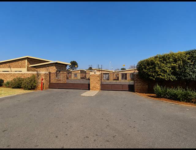 2 BEDROOM TOWNHOUSE FOR SALE IN STAALRUS